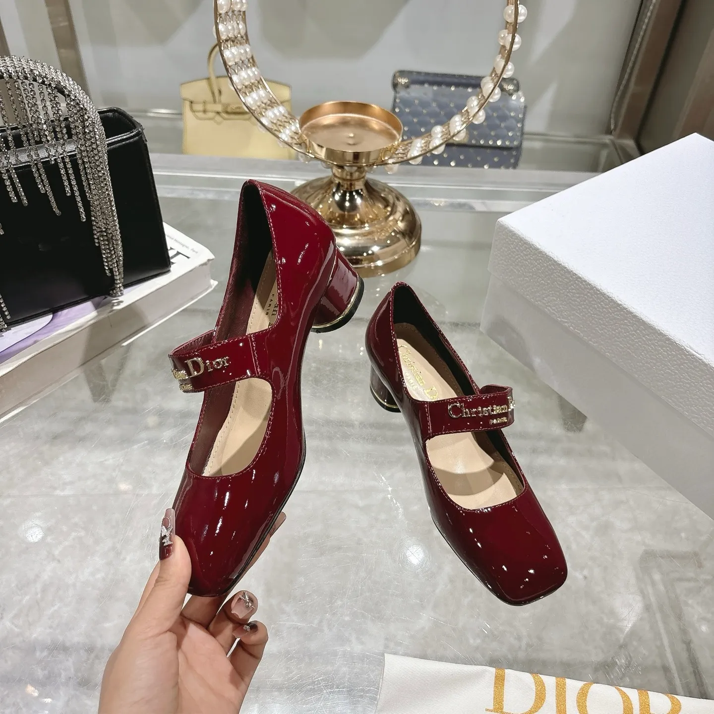 💕💕Factory direct selling price p560💕💕 💕25ss early spring new Dior Dior D-My hardware letter square toe high heels 👠This My Dior high heels are a new product in the 2025 spring and summer ready-to-wear series, showing exquisite elegance. Carefully crafted from cow leather, it is embellished with gold buckles and a metallic Christian Dior Paris logo, making it highly recognizable and highlighting Dior's extraordinary craftsmanship. Graphic style heels complement each other, making the fashionable design more elegant. Upper: cow patent leather. Inner foot pad: sheepskin. Sole: Italian genuine leather outsole. Heel height: 4cm 7.5cm. Size: 35-39 (34.40.41. Customized items are non-refundable)